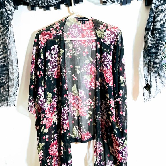 ⭐Mason & Mackenzie ⭐Black Colorful Floral ⭐️ Kimono Cardigan ⭐️ Flowing and FAB - Picture 7 of 12